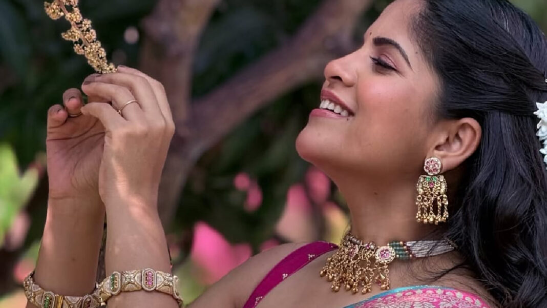 Amruta Deshmukh Stuns in Olive Green Saree, Fans Compare Her Beauty to Girija Oak